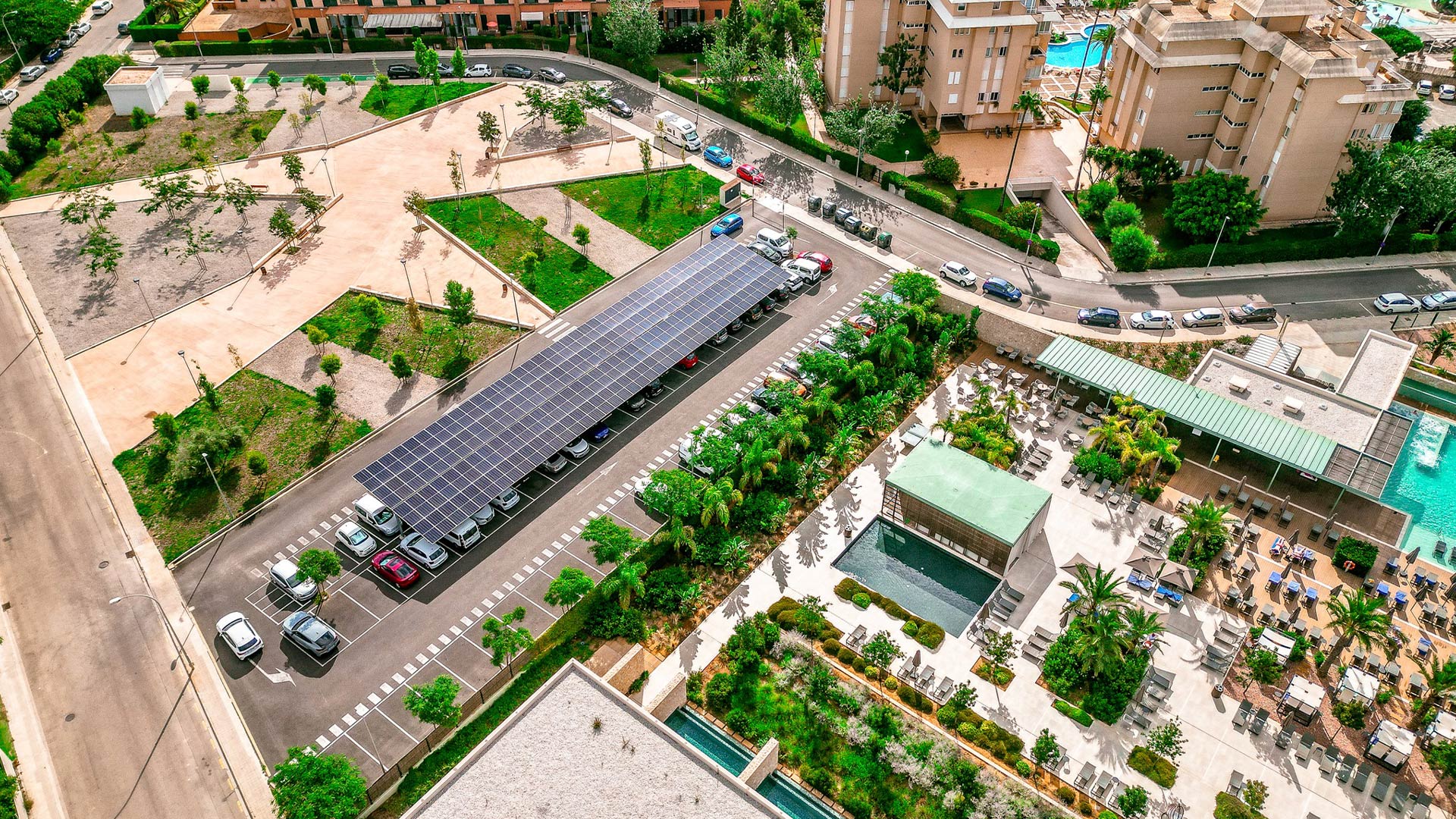 Instalación en pérgolas del aparcamiento público del hotel Protur Biomar Sensatori Resort